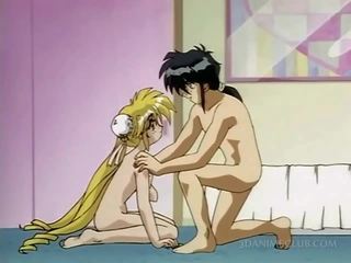 Animen blondin baben fångad naken i säng