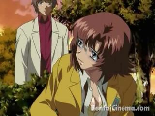 Hnedý vlasy anime dievča v glbooties dáva felatio na a nadržané gombík v tthis chlapík park